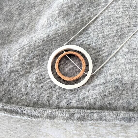 Porcelain and wooden ring necklace / 18th or ...
