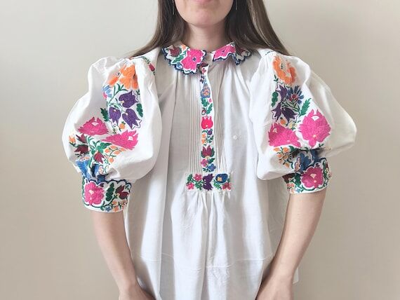 Vintage 1940 Romanian floral handmade embroid...