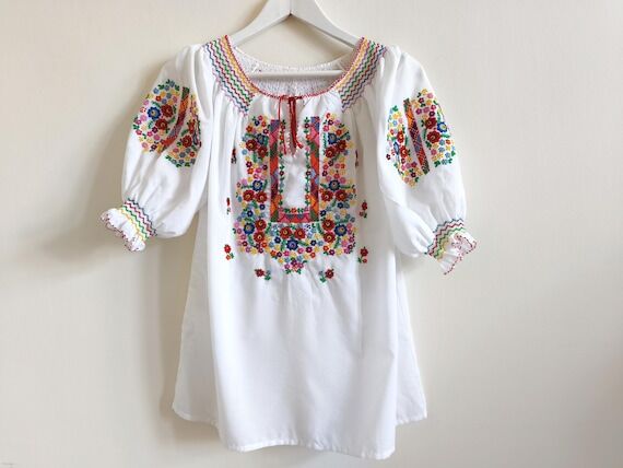 Vintage 1980 Hungarian floral hand embroidere...