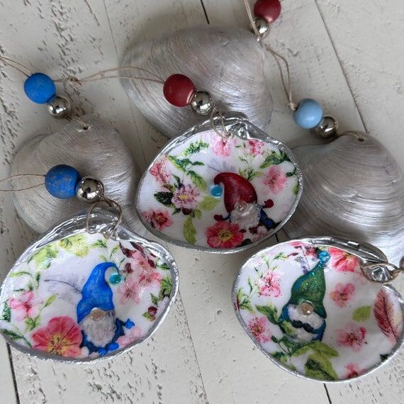 Decoupage Oyster Shell Ornament: Gnome in Flo...