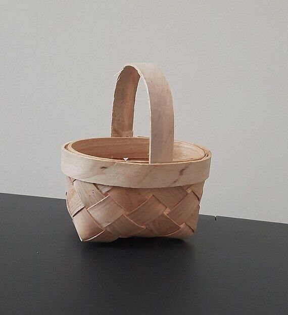 Basket Miniature Wicker, Dollhouse Miniatures...