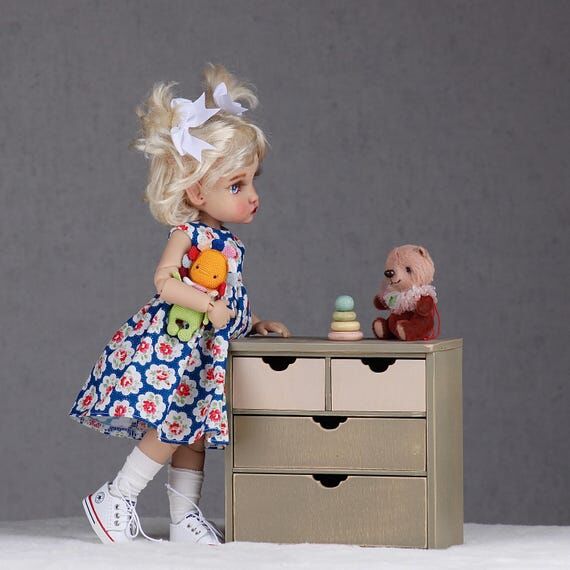 Chest of drawers for 13 inch dolls Paola Rein...