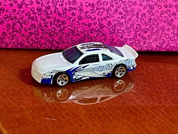 Vintage 1996 Hot Wheels Carris Great White Ra...