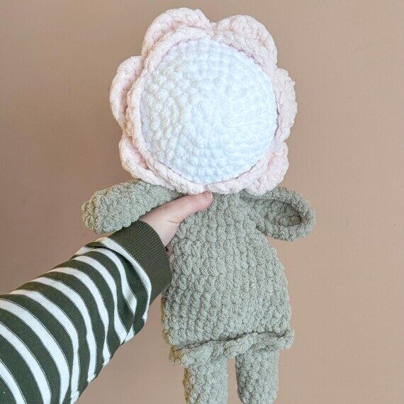 Crochet Flower Plushie | Soft Blanket Yarn Lo...