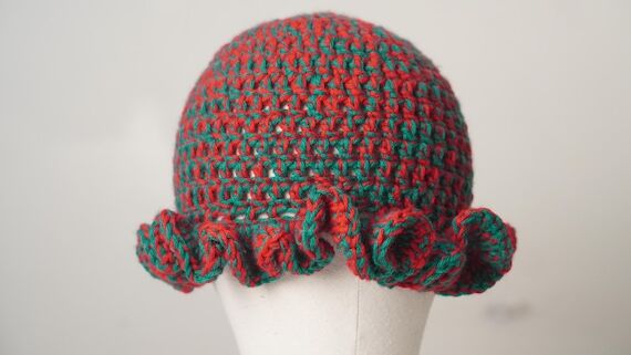 Speckled Red And Green Ruffle Hat | Chunky Cr...