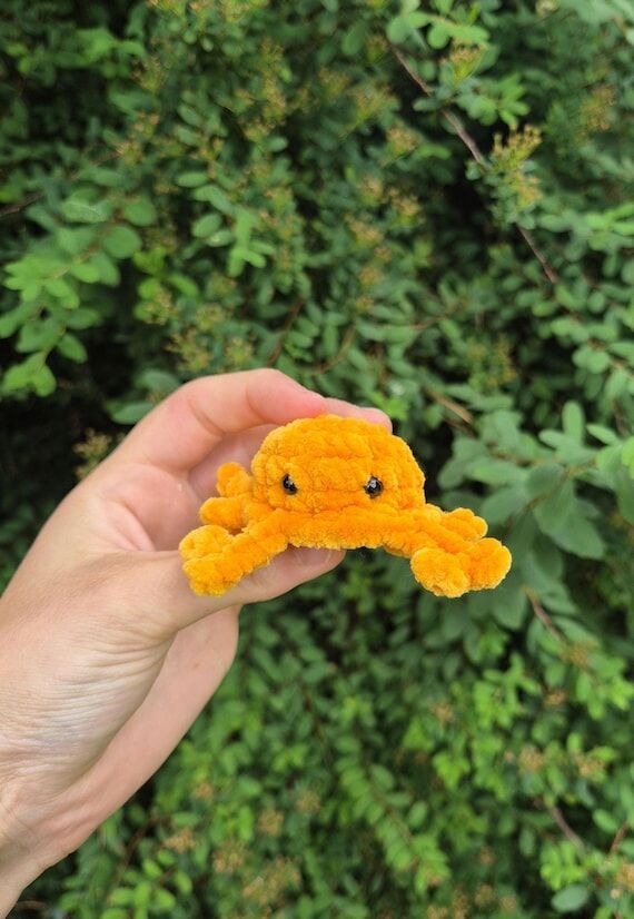Tiny crab crochet plushies, can be with or wi...