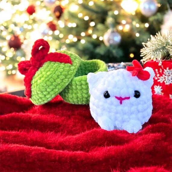 Crochet Christmas Cat Plushie in Gift Box: Ha...