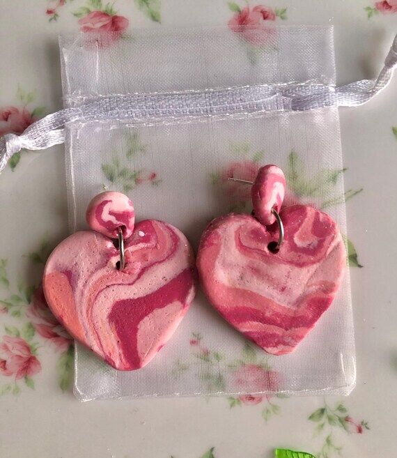 Swirling Pink Cheesecake Heart Earrings Coque...