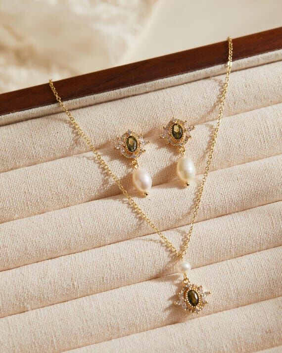 Real Freshwater Pearl Earrings with Peridot,S...