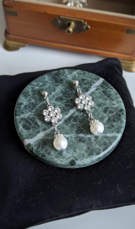 Flower Dangle Earrings: White Acrylic Beads...