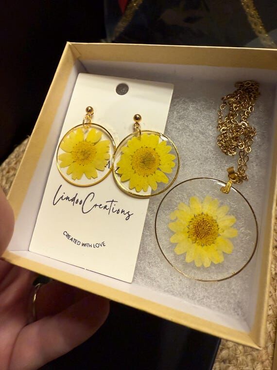 Handmade Daisy Jewelry Gift Set Resin Necklac...