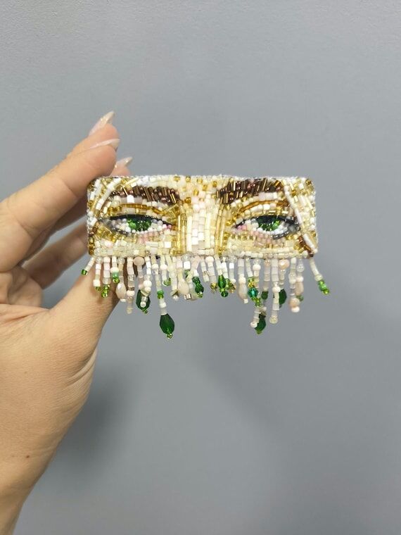 Billie Eilish Eyes beaded brooch: Portrait em...