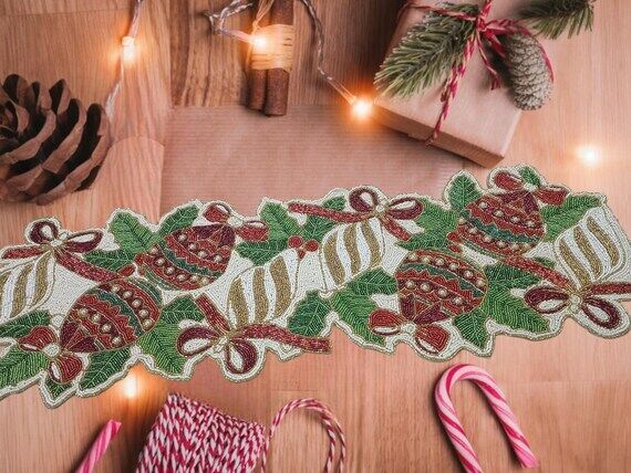 Christmas wreath theme white green beaded pla...
