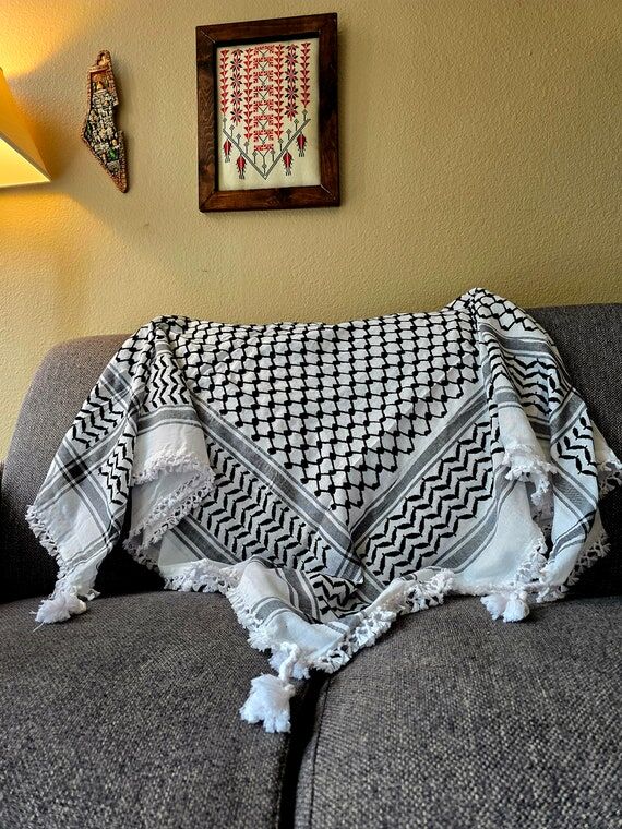 Palestinian Keffiyeh Scarf حطة الكوف...