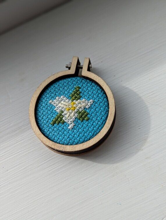 Trillium Cross Stitch Mini Hoop: Floral Penda...