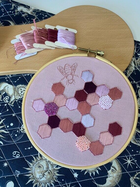 Nid d’abeille, broderie de perles, rose et ...
