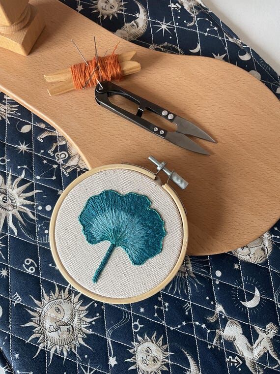 Feuille de gingko, Broderie à nuances de ble...