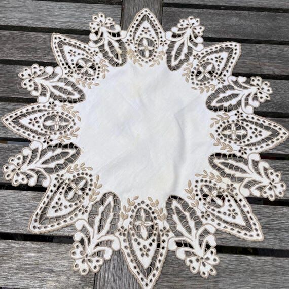 Beautiful Vintage Embroidered Linen Tableclot...