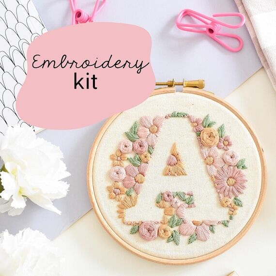 Floral initial embroidery kit / Beginner embr...