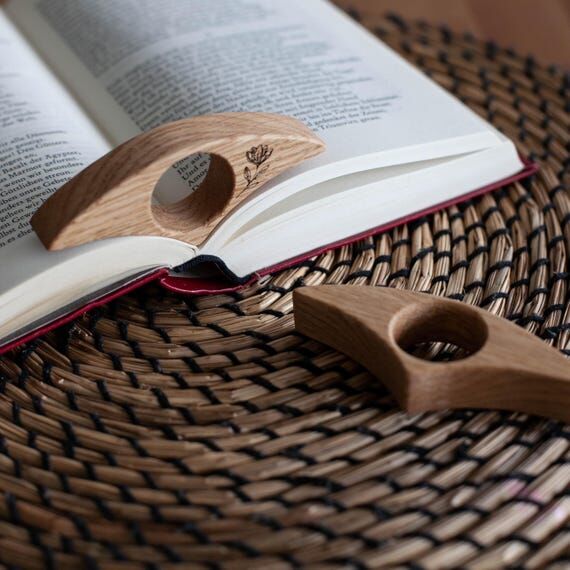 Personalized Wooden Thumb Book Holder – Cus...