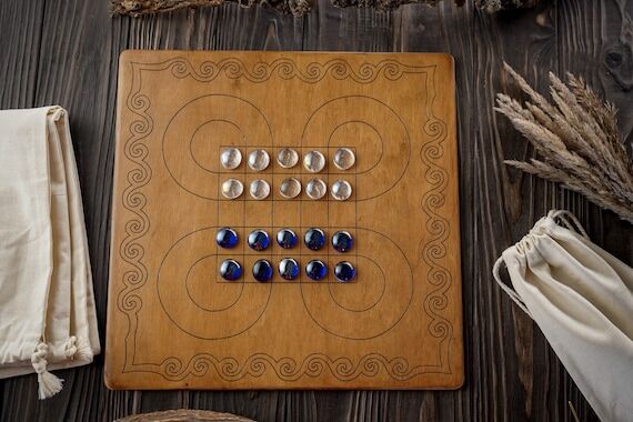 Surakarta traditional game, Indonesian checke...