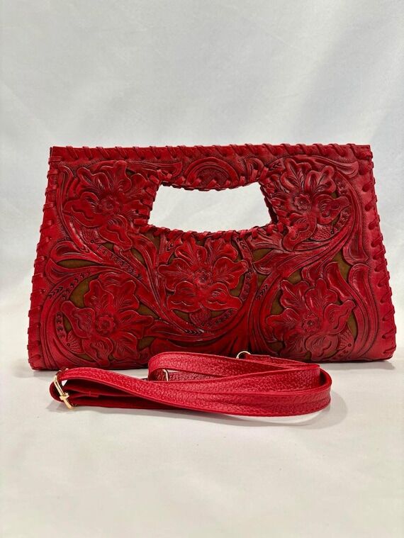 Bolso artesanal rojo cincelado a mano por amb...