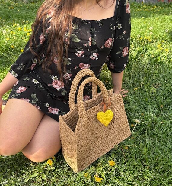 Handmade Raffia Tote Bag: Boho Chic Straw Sho...