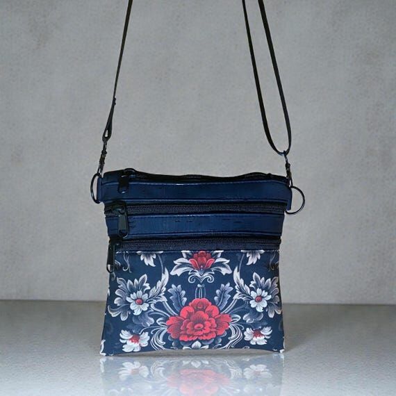 Handmade purse. Zippy bag Compact, but holds ...