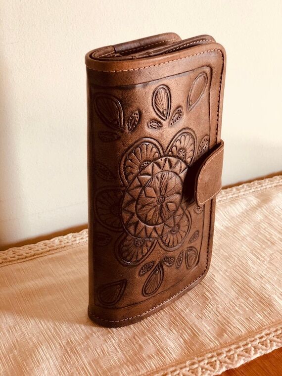 Handmade Floral Leather Wallet: Women's Clutc...