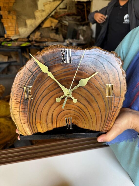 Handcrafted Olive Wood Desk Clock - Personali...