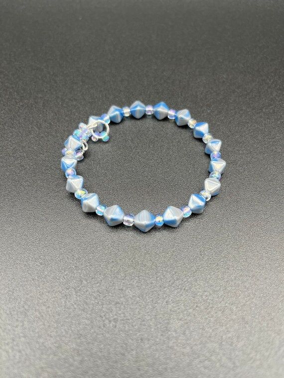 Cornflower Blue Glass Bead Bracelet: Bicone C...