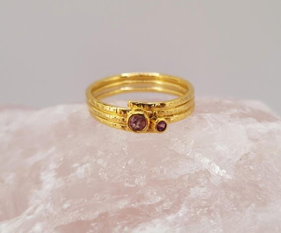 Ring Puck gold with purple spinel and sapphir...