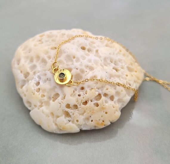 Trix gold hammered circle necklace with perid...