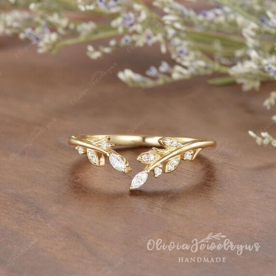 Vintage Leaf Moissanite Curved Wedding Band V...