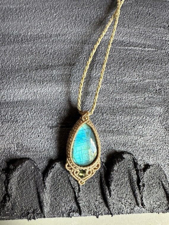 Handmade Macrame Labradorite Necklace: Boho C...