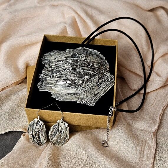 Platinum Veins Jewelry Set • Ceramic Earrin...