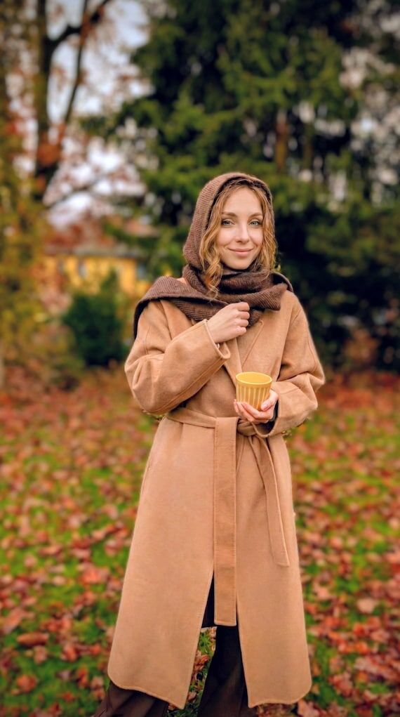 Minimalistischer Hooded Scarf aus Schurwolle ...