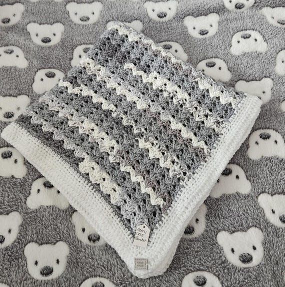 Hand Crochet baby blanket - size 62 cm (No Social Media) 67 c...