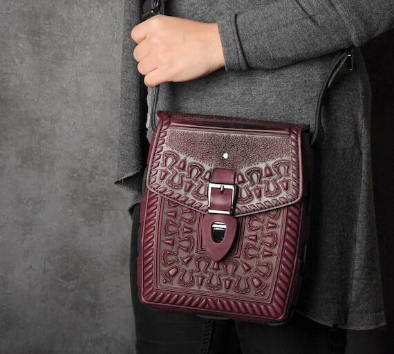 Handcrafted Leather Tablet Crossbody Bag: Sty...