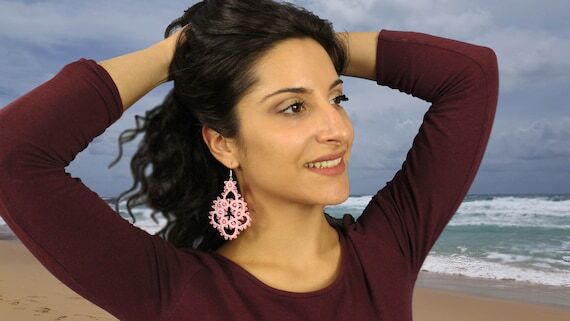 Pink pendant earrings in lace...