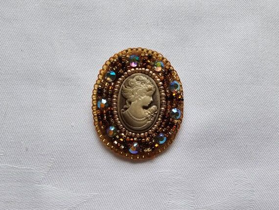Handmade gold brooch/pin with brown cameo res...
