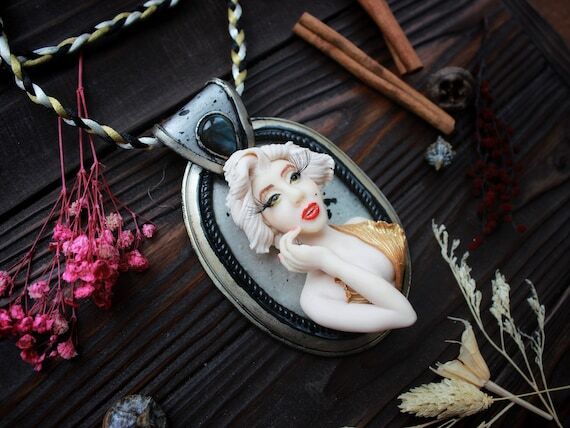 Marilyn Monroe Necklace: Polymer Clay Pendant...