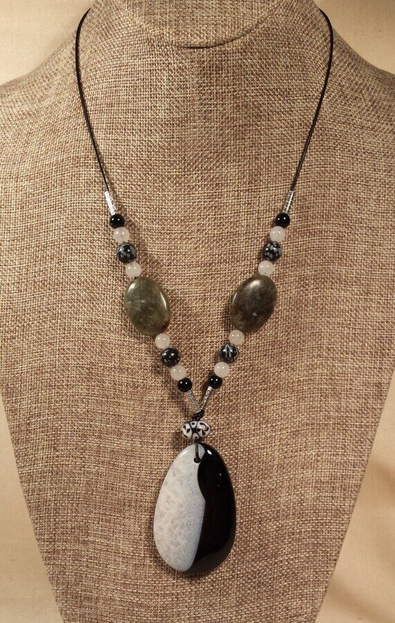 Black and White Druzy Geode Agate Pendant Lea...