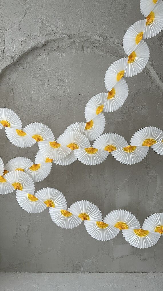 Paper Daisy Garland, Boho Groovy Party Backdr...