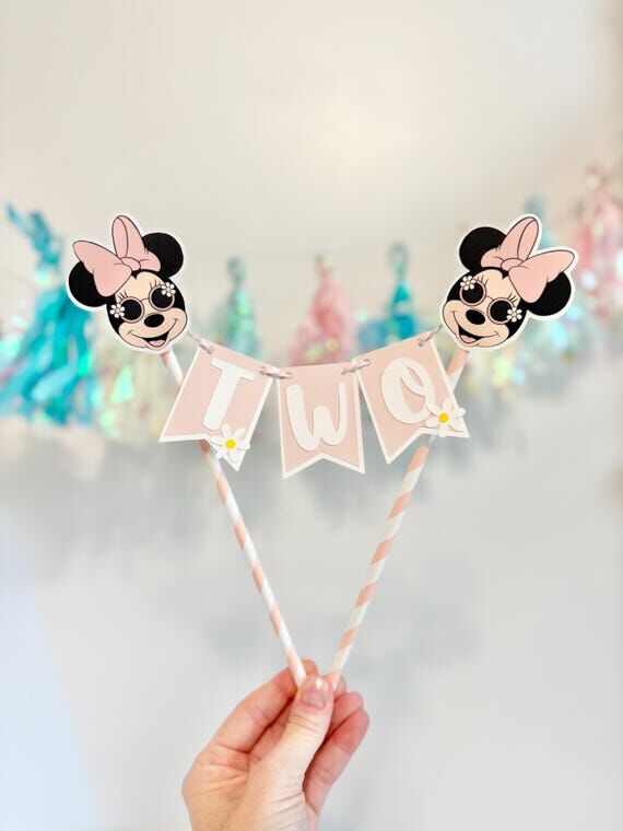 Retro daisy Minnie Mouse cake topper, oh twod...