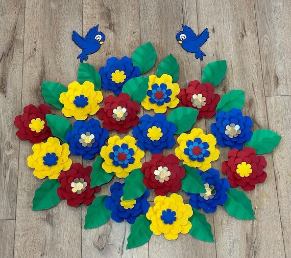 Snow White Party Decor: 18 Paper Flowers, Lea...