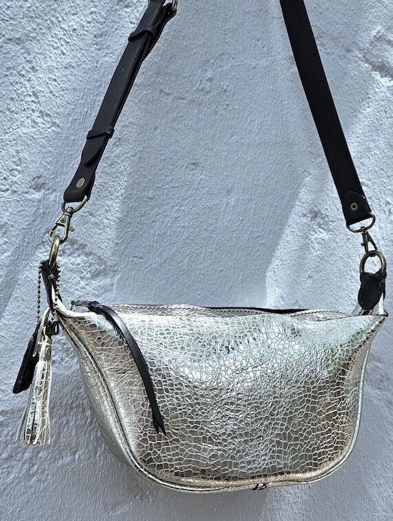 Leather Crossbody Sling Bag / textured Silver...