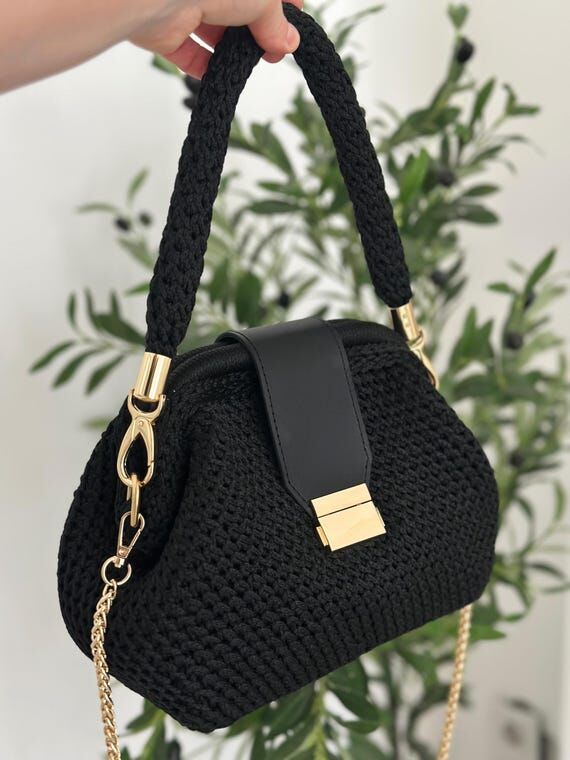 Structured Crochet Bag Pattern | Chicago Fram...