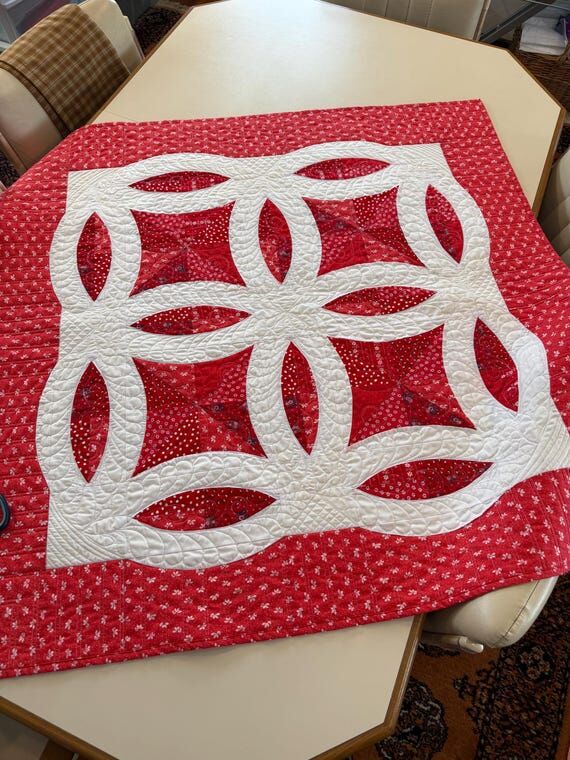 Table topper, Quilted, Double Wedding Ring de...