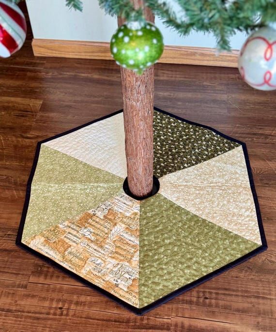 Handmade Quilted Christmas Tree Skirt, Holida...